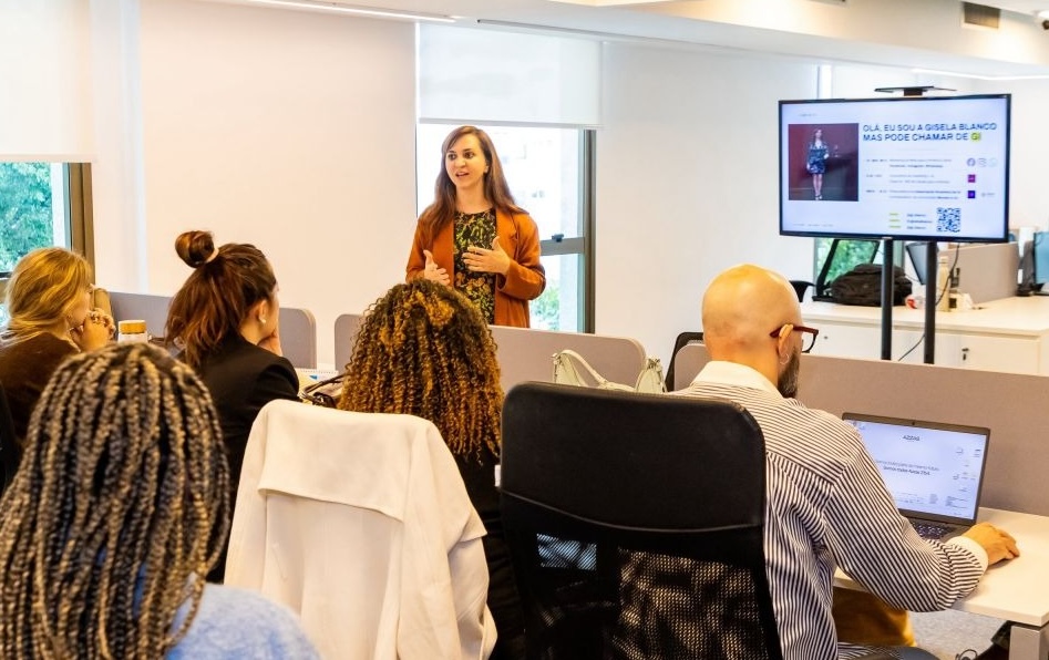 Gi Blanco apresentando o método de marketing com IA para uma turma